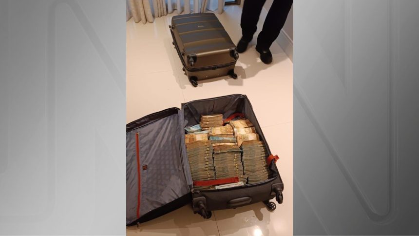 pf-apreende-r$-5-milhoes-em-mala-durante-operacao-de-contrabando-de-cigarro