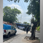 pelo-2o-dia,-criminosos-usam-onibus-para-fazer-barricada-contra-a-pm-no-rio