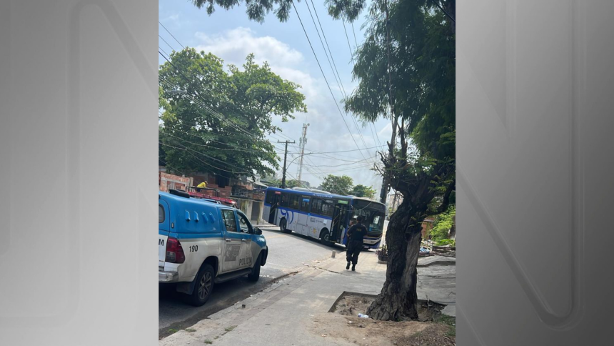 pelo-2o-dia,-criminosos-usam-onibus-para-fazer-barricada-contra-a-pm-no-rio