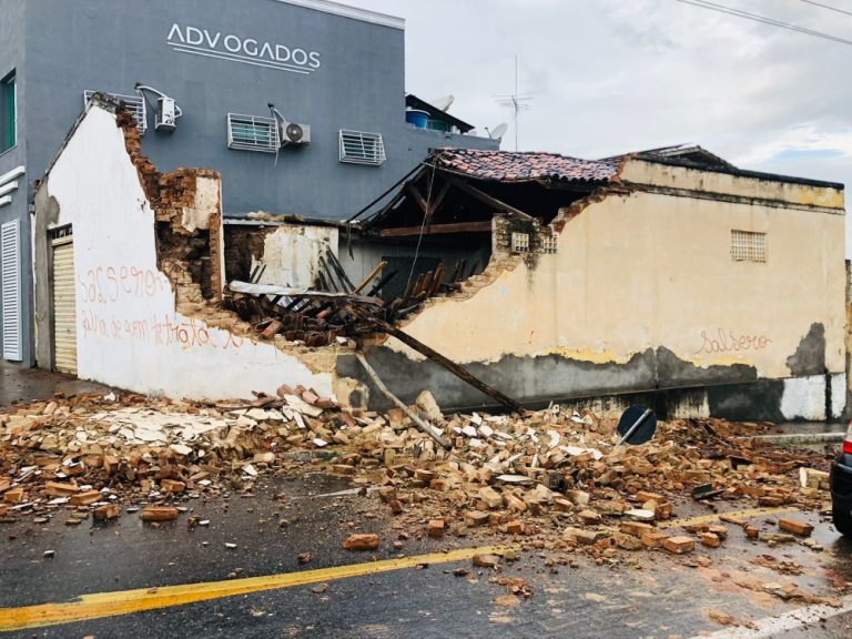 galpao-que-armazenava-placas-solares-desaba-apos-forte-chuva-na-cidade-de-jequie;-ninguem-ficou-ferido