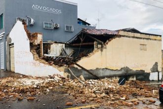 galpao-que-armazenava-placas-solares-desaba-apos-forte-chuva-na-cidade-de-jequie;-ninguem-ficou-ferido