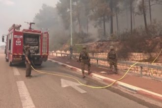 israel-intercepta-foguetes-do-hezbollah;-bombeiros-apagam-incendios-no-norte