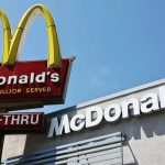 donald-trump-visita-mcdonald’s-na-pensilvania-e-vira-atendente-por-um-dia