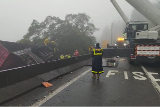 carreta-tomba-sobre-van-que-transportava-atletas-e-deixa-9-mortos-no-parana