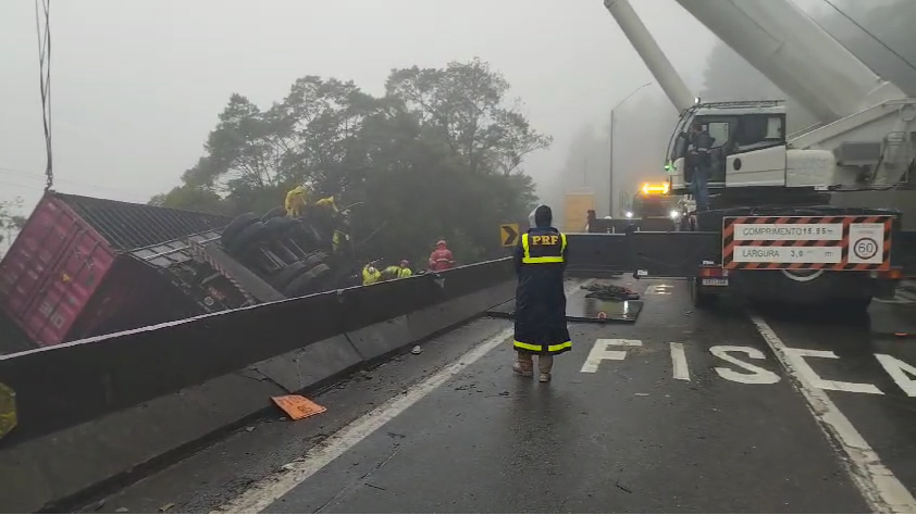 carreta-tomba-sobre-van-que-transportava-atletas-e-deixa-9-mortos-no-parana