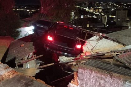 motorista-embriagado-perde-controle-de-carro-e-cai-em-telhado-de-casa-em-mg