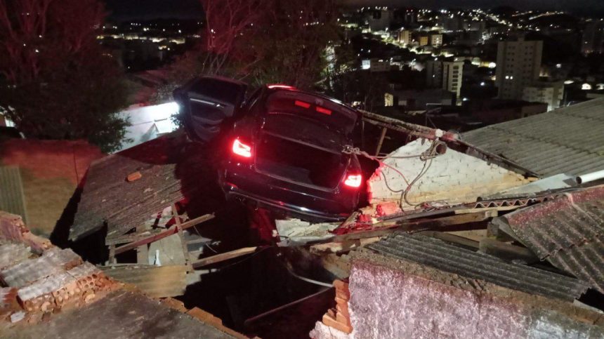 motorista-embriagado-perde-controle-de-carro-e-cai-em-telhado-de-casa-em-mg