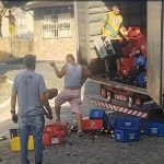 ipiau:-porta-de-caminhao-se-abre-e-engradados-de-cerveja-caem-no-bairro-constanca