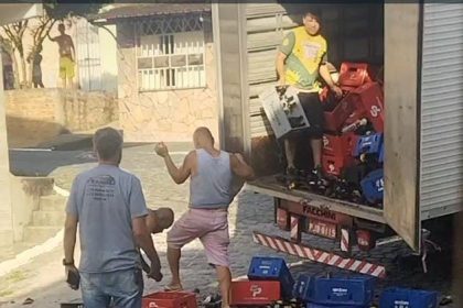 ipiau:-porta-de-caminhao-se-abre-e-engradados-de-cerveja-caem-no-bairro-constanca