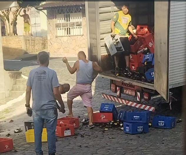 ipiau:-porta-de-caminhao-se-abre-e-engradados-de-cerveja-caem-no-bairro-constanca