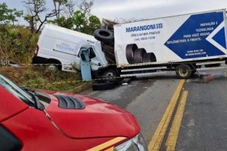 acidente-entre-ambulancia-e-caminhao-deixa-5-mortos-em-mg