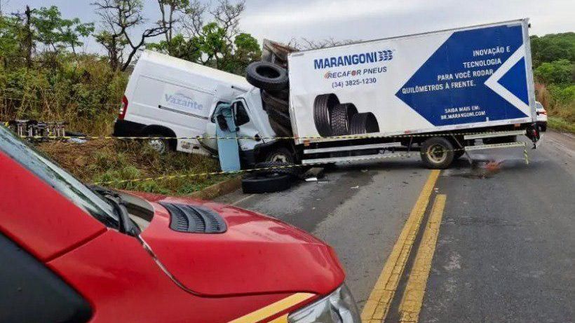 acidente-entre-ambulancia-e-caminhao-deixa-5-mortos-em-mg