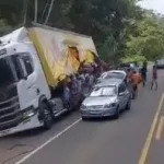 carreta-de-cerveja-tomba-na-br-101-em-itamarati-e-carga-e-saqueada