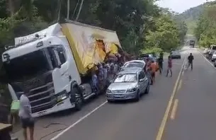 carreta-de-cerveja-tomba-na-br-101-em-itamarati-e-carga-e-saqueada