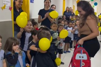 video:-aluno-vence-cancer-e-ganha-surpresa-dos-amigos-ao-voltar-para-escola