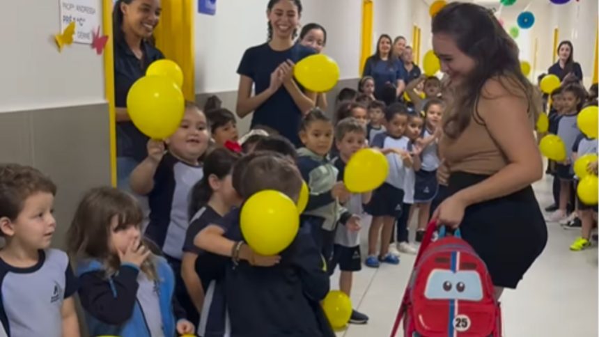 video:-aluno-vence-cancer-e-ganha-surpresa-dos-amigos-ao-voltar-para-escola