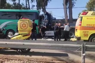 colisao-de-caminhao-mata-uma-pessoa-e-deixa-40-feridos-em-israel,-diz-policia