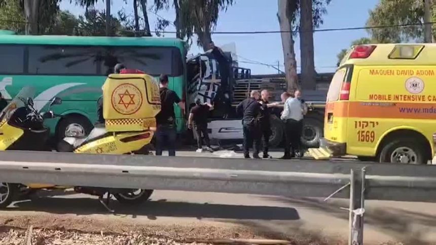 colisao-de-caminhao-mata-uma-pessoa-e-deixa-40-feridos-em-israel,-diz-policia