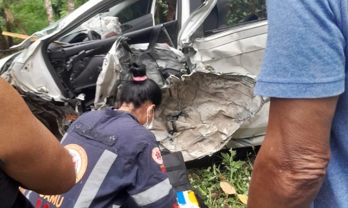 ubaitaba:-motorista-fica-preso-nas-ferragens-apos-colisao-com-caminhao-na-br-101