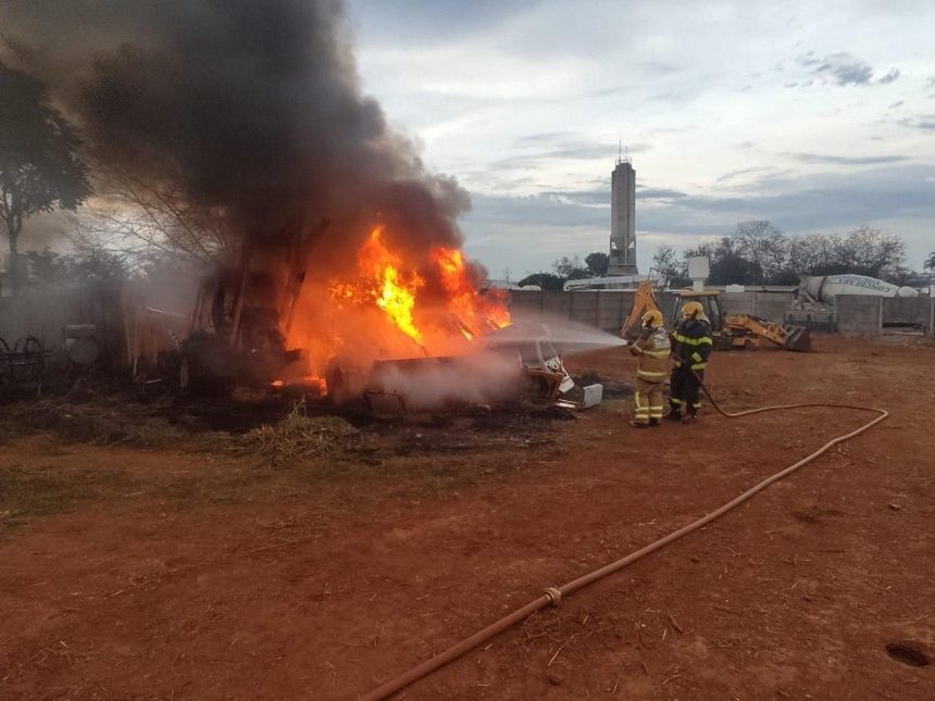 mg:-incendio-em-patio-destroi-veiculos,-incluindo-retroescavadeiras-e-caminhoes