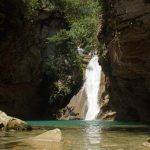 pai-fica-distraido-com-camiseta-e-menino-de-8-anos-morre-afogado-em-cachoeira-no-df