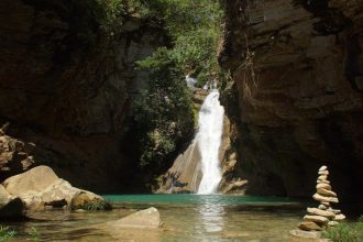 pai-fica-distraido-com-camiseta-e-menino-de-8-anos-morre-afogado-em-cachoeira-no-df