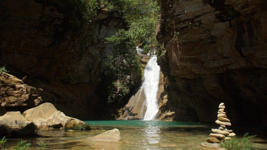 pai-fica-distraido-com-camiseta-e-menino-de-8-anos-morre-afogado-em-cachoeira-no-df