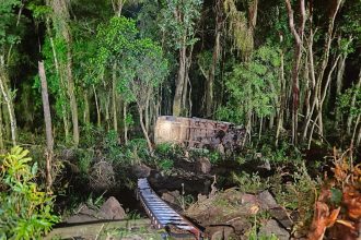 van-da-banda-nave-som-cai-de-ribanceira-de-10-metros-em-sc