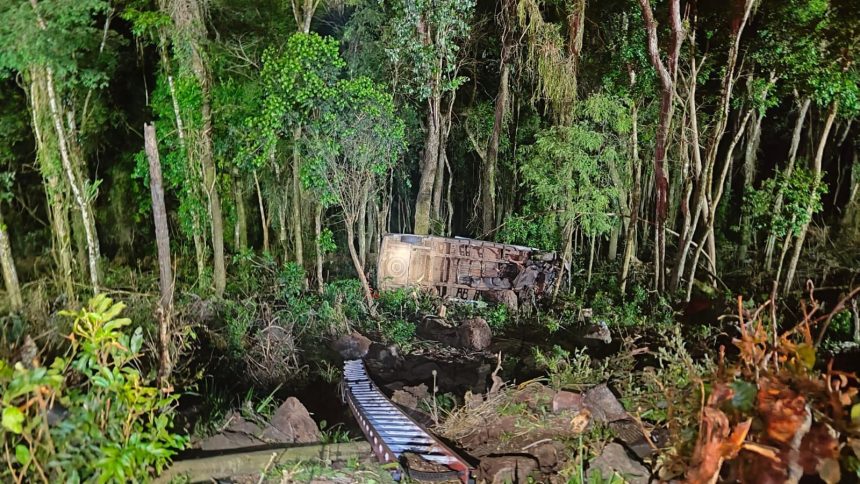 van-da-banda-nave-som-cai-de-ribanceira-de-10-metros-em-sc