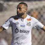 santos-vence-e-fica-perto-do-retorno-para-a-serie-a-do-brasileiro