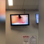 hospital-exibe-filme-erotico-em-televisao-na-sala-de-espera