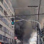 “fogo-pode-fazer-com-que-edificacao-colapse”,-diz-bombeiro-sobre-incendio-em-sp