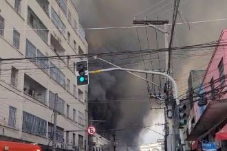 “fogo-pode-fazer-com-que-edificacao-colapse”,-diz-bombeiro-sobre-incendio-em-sp