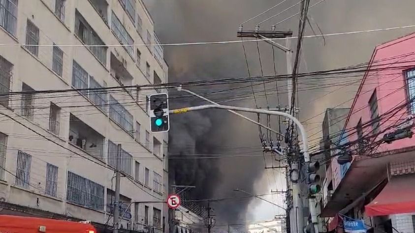 “fogo-pode-fazer-com-que-edificacao-colapse”,-diz-bombeiro-sobre-incendio-em-sp