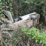 carro-capota-e-cai-em-ribanceira-na-cidade-de-sao-joao-batista-(sc)