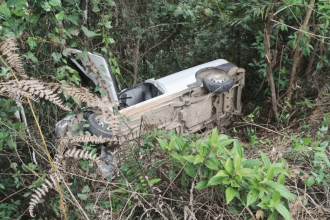 carro-capota-e-cai-em-ribanceira-na-cidade-de-sao-joao-batista-(sc)