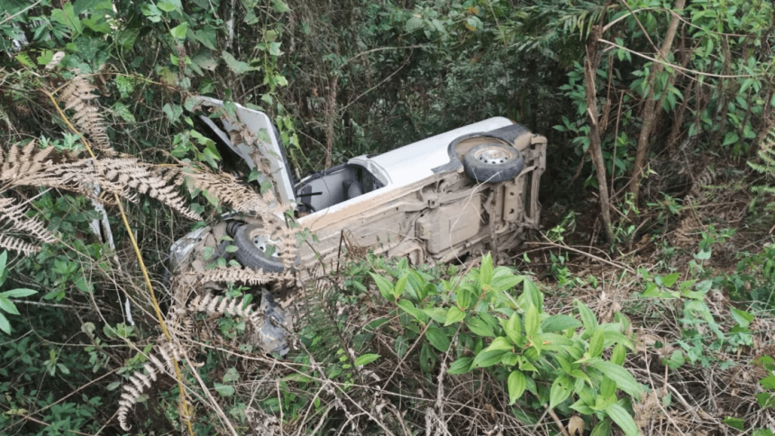 carro-capota-e-cai-em-ribanceira-na-cidade-de-sao-joao-batista-(sc)