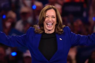 kamala-harris-vota-antecipadamente-por-correio-e-diz-que-confia-no-sistema