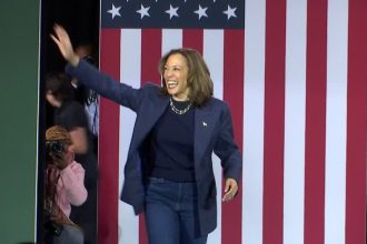 kamala-harris-apela-a-cristaos-e-arabes-americanos em-comicio-no-michigan