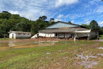 bombeiros-buscam-crianca-desaparecida-apos-ter-casa-arrastada-por-enxurrada-no-pr