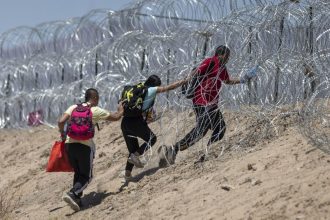 prioridade-de-trump-e-restabelecer-medidas-sobre-imigracao,-diz-conselheiro