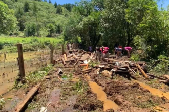 bombeiros-encontram-corpo-de-crianca-que-teve-casa-arrastada-por-enxurrada-no-pr