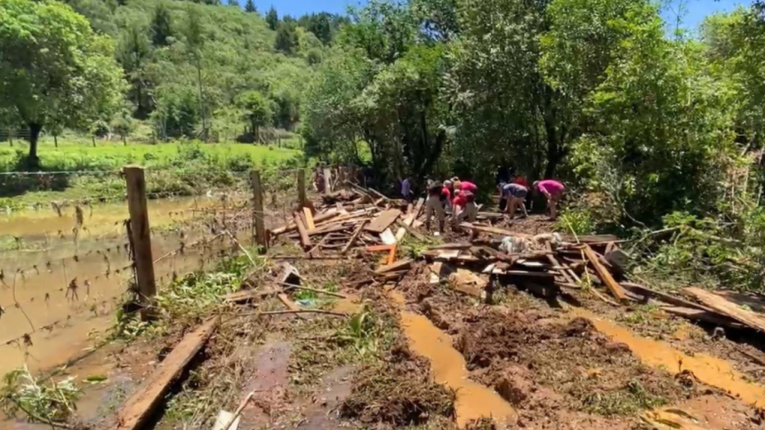 bombeiros-encontram-corpo-de-crianca-que-teve-casa-arrastada-por-enxurrada-no-pr