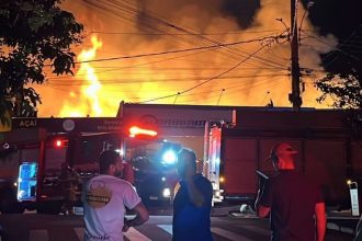 incendio-destroi-farmacia-e-sacolao-no-interior-de-mg