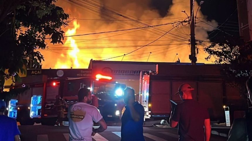 incendio-destroi-farmacia-e-sacolao-no-interior-de-mg