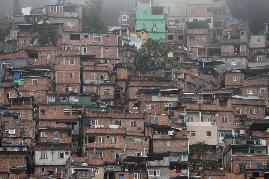 ibge:-8%-da-populacao-do-brasil-vive-em-favelas;-veja-ranking-das-maiores