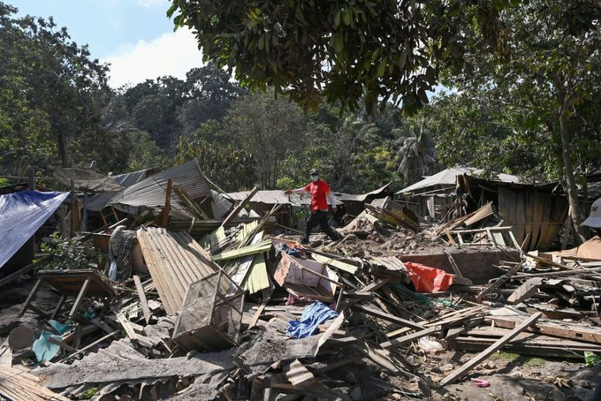 vulcao-indonesio-lanca-cinzas-a-10-km-de-altura;-milhares-de-pessoas-sao-retiradas