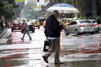 chuva-e-frente-fria:-veja-a-previsao-do-tempo-para-o-fim-de-semana