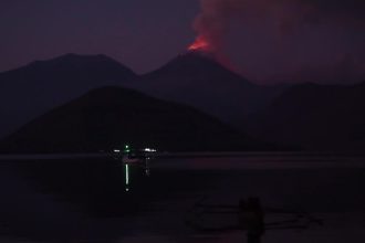 autoridades-tentam-retirar-moradores-proximos-a-vulcao-em-erupcao-na-indonesia