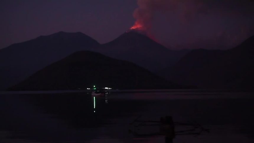 autoridades-tentam-retirar-moradores-proximos-a-vulcao-em-erupcao-na-indonesia